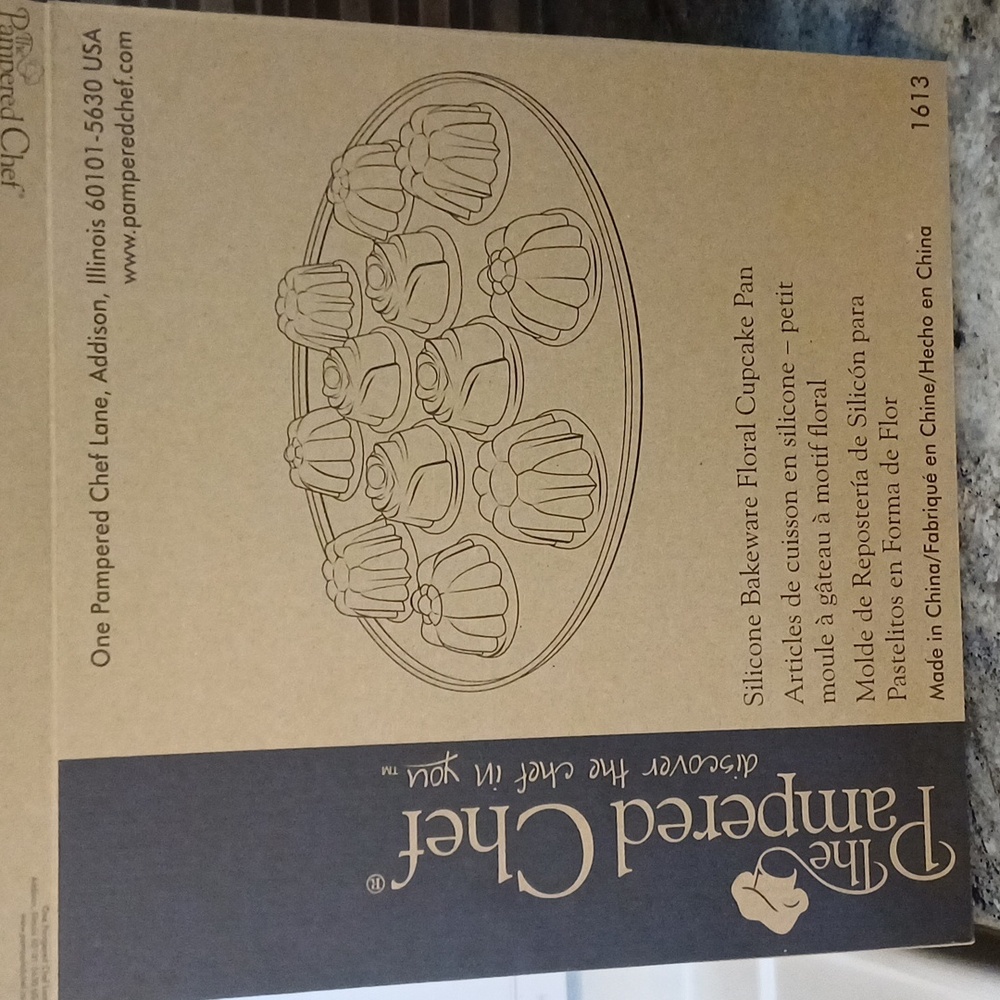 Pampered Chef Silicone Bakeware Floral Cupcake Pan